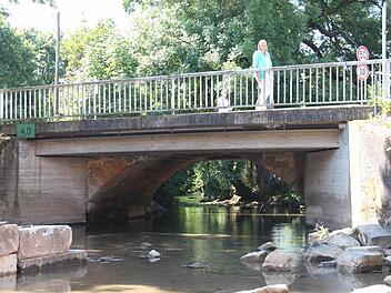 Die Brücke über die Lauter in Bertelsdorf: Der obere Stahlbetonteil wird komplett erneuert, an der Unterkonstruktion sind Sanierungen nötig. Deshalb wird die Brücke ab Montag bis Ende September voll gesperrt.  Foto: Simone Bastian