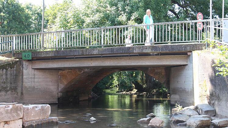 Die Brücke über die Lauter in Bertelsdorf: Der obere Stahlbetonteil wird komplett erneuert, an der Unterkonstruktion sind Sanierungen nötig. Deshalb wird die Brücke ab Montag bis Ende September voll gesperrt.  Foto: Simone Bastian