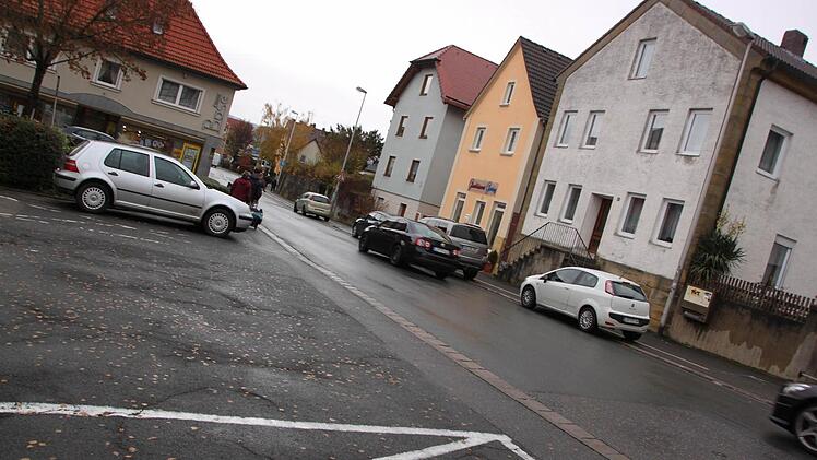 Aus dem Einmündungsbereich der Ringstraße und des Unteren Lauterdammes in die Bahnhofstraße soll optisch und verkehrstechnisch ein schöner Platz geschaffen werden. Foto: Matthias Einwag