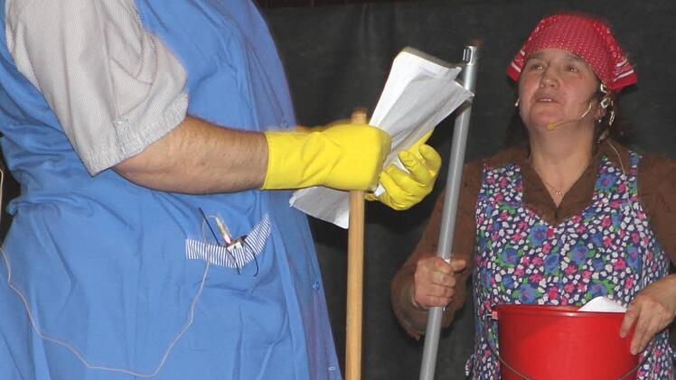 Geo Stubenrauch (links) und Gerda Viernekäs fegten als "Putzfrauen" so manche Geschichte weg.