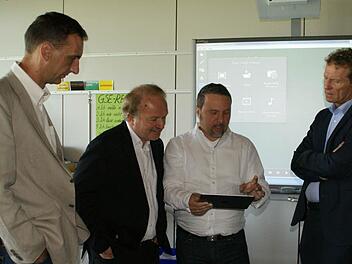 Fasziniert von den Möglichkeiten der digitalen Medien für einen spannenden, individuellen Unterricht zeigten sich die FW-Abgeordnetenim Gespräch mit den beiden Schulleitern der Mittelschule Ebern. Im Bild von links Konrektor Toni Binder, MdL Hans-Jürgen Fahn, Rektor Philipp Arnold und MdL Günther Felbinger.  Foto: sw