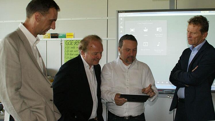 Fasziniert von den Möglichkeiten der digitalen Medien für einen spannenden, individuellen Unterricht zeigten sich die FW-Abgeordnetenim Gespräch mit den beiden Schulleitern der Mittelschule Ebern. Im Bild von links Konrektor Toni Binder, MdL Hans-Jürgen Fahn, Rektor Philipp Arnold und MdL Günther Felbinger.  Foto: sw