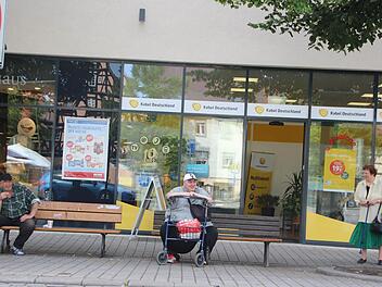 Die Sitzmöbel am Paradeplatz wirken ramponiert. Doch der Herr links ist der Meinung, "sie passen schon", denn in zehn Jahren würden die neuen Sitzmöbel auch wieder alt aussehen. Foto: Ekkehard Roepert