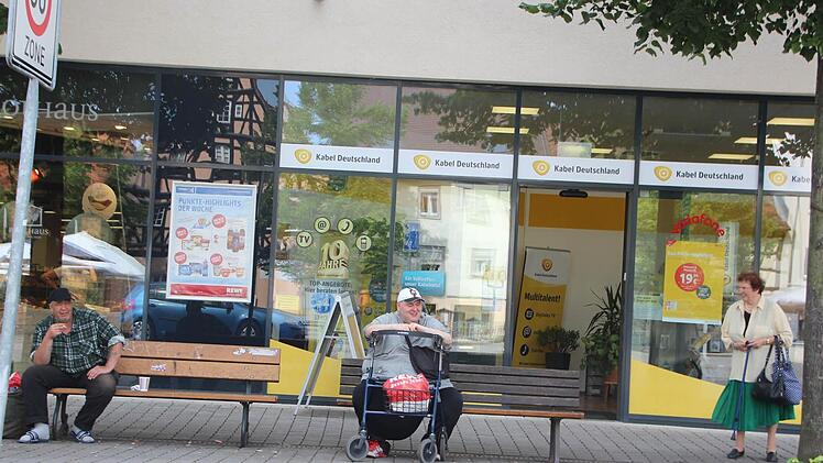 Die Sitzmöbel am Paradeplatz wirken ramponiert. Doch der Herr links ist der Meinung, "sie passen schon", denn in zehn Jahren würden die neuen Sitzmöbel auch wieder alt aussehen. Foto: Ekkehard Roepert