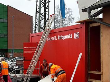 Am Freitag liefen noch die Aufbauarbeiten es Containers.  Foto: Jennifer Hauser