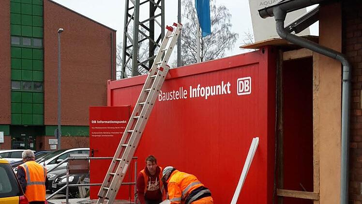 Am Freitag liefen noch die Aufbauarbeiten es Containers.  Foto: Jennifer Hauser