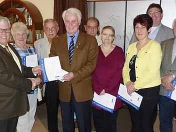 Stellvertretender VdK-Kreisvorsitzender Walter Herrmann (links) dankte dem Himmelkroner Ortsvorsitzender Gerold Hunkler (Vierter von links) für 30 Jahre engagierte und selbstlose Mitarbeit im Sozialverband. Mit im Bild Zweiter Bürgermeister Harald Peetz (Zweiter von rechts) im Kreise weiterer Geehrter. Foto: K.-P. Wulf