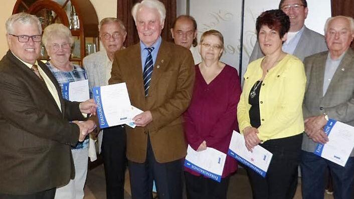 Stellvertretender VdK-Kreisvorsitzender Walter Herrmann (links) dankte dem Himmelkroner Ortsvorsitzender Gerold Hunkler (Vierter von links) für 30 Jahre engagierte und selbstlose Mitarbeit im Sozialverband. Mit im Bild Zweiter Bürgermeister Harald Peetz (Zweiter von rechts) im Kreise weiterer Geehrter. Foto: K.-P. Wulf