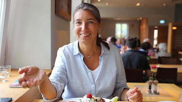 Und noch ein Schlag Sahne obendrauf: Ulrike Grafberger im Einsatz für Leser. Foto: pr