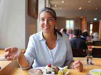 Und noch ein Schlag Sahne obendrauf: Ulrike Grafberger im Einsatz für Leser. Foto: pr