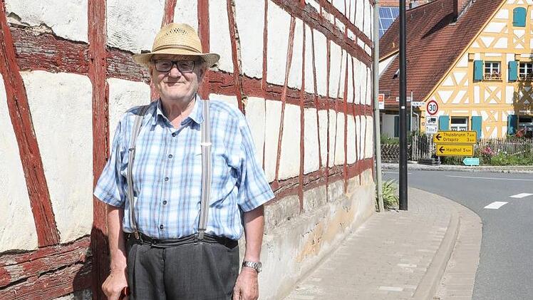 Senior Erhard Backer (unten) sagt, die Obstbrände aus Mittelehrenbach seien allesamt gut.