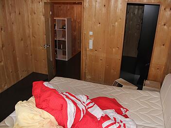 Hinter der Glastür wartete der inzwischen 24-Jährige Angeklagte im Schlafzimmer auf Dietmar Müller. Insgesamt erbeuteten die beiden Täter Geld und Schmuck im Wert von etwa 17 000 Euro. Foto: Tobias Kindermann