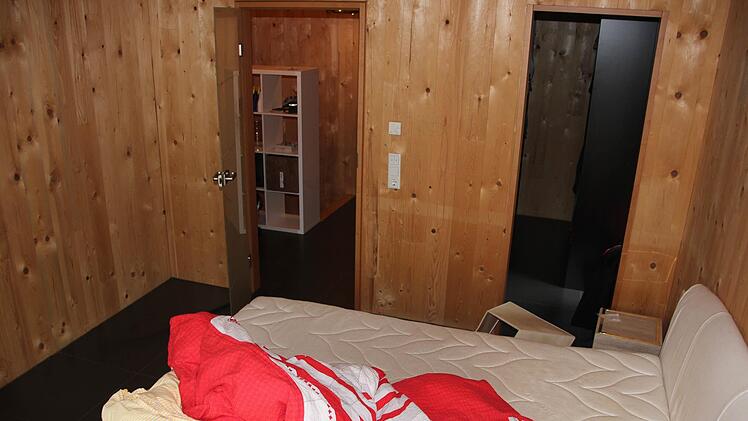 Hinter der Glastür wartete der inzwischen 24-Jährige Angeklagte im Schlafzimmer auf Dietmar Müller. Insgesamt erbeuteten die beiden Täter Geld und Schmuck im Wert von etwa 17 000 Euro. Foto: Tobias Kindermann