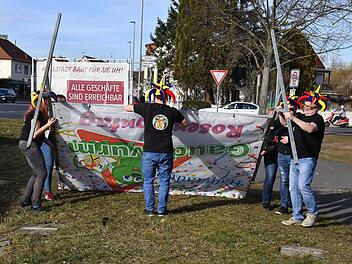Das sorgt am Ortseingang von Hallstadt für Aufsehen: Die Art, wie der Faschingsverein auf seinen Rosenmontags-Umzug aufmerksam  macht
