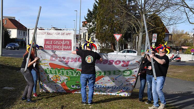 Das sorgt am Ortseingang von Hallstadt für Aufsehen: Die Art, wie der Faschingsverein auf seinen Rosenmontags-Umzug aufmerksam  macht