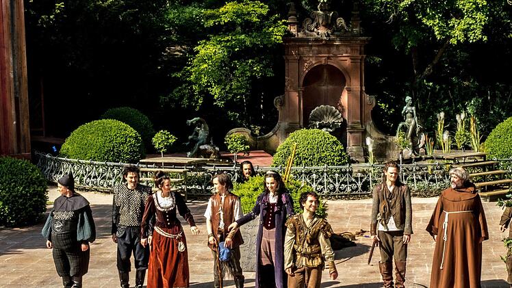 "Robin Hood": Reichlich Applaus gab es für die Darstellerschar und das Produktionsteam um Regisseur Holger Seitz nahc der rundum gelungenen Premiere bei den Coburger Sommerfestspielen im Hofgarten.Foto: Jochen Berger