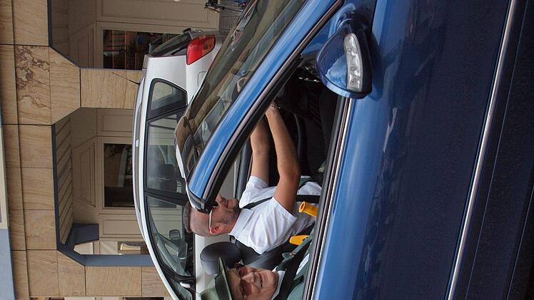 Ehrenschützenmeister Alfred Brandmeier wurde mit dem Cabrio zum Schützenplatz chauffiert. Foto: Alfred Thieret