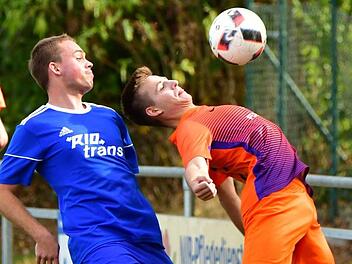Nicht auf die Zunge beißen! Der Dietersdorfer Johannes Schlager (rechts) nimmt den Ball mit der Brust an, während der Gleußener Timo Schaub ob der Biegsamkeit seines Gegners Abstand nimmt.  Foto: Gunther Czepera