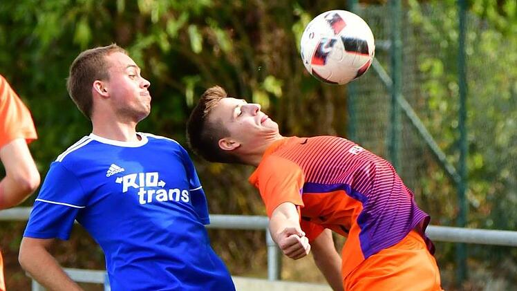 Nicht auf die Zunge beißen! Der Dietersdorfer Johannes Schlager (rechts) nimmt den Ball mit der Brust an, während der Gleußener Timo Schaub ob der Biegsamkeit seines Gegners Abstand nimmt.  Foto: Gunther Czepera