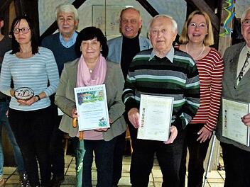 Ehrungen standen bei der Jahreshauptversammlung des Gartenbauvereins Wirsberg im Mittelpunkt. Im Bild (von links) Stefan Schmidt, Beate Opel, Reinhold Täffner, Karin Lauterbach, Bürgermeister Hermann Anselstetter, Ewald Nelkel, Vorsitzende Stefanie Schmidt und Karl Seiferth Foto: Werner Reißaus