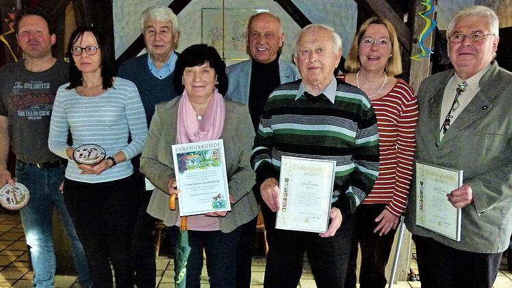 Ehrungen standen bei der Jahreshauptversammlung des Gartenbauvereins Wirsberg im Mittelpunkt. Im Bild (von links) Stefan Schmidt, Beate Opel, Reinhold Täffner, Karin Lauterbach, Bürgermeister Hermann Anselstetter, Ewald Nelkel, Vorsitzende Stefanie Schmidt und Karl Seiferth Foto: Werner Reißaus