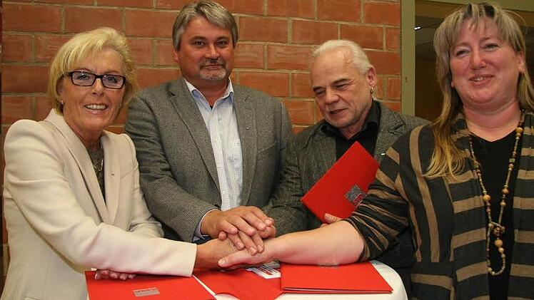 Seit  25  Jahren  SPD-Mitglied sind gehören  (von   links) Rita Schuberth, Heinz Braunersreuther und Erich Klötzer sowie Anja Müller.
