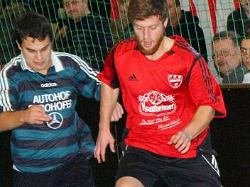 Wiesentheider Christian Ihaus (rechts) und Steffen Kanler vom TSV Geiselwind liefern sich ein Duell um den Ball. Foto:Thomas