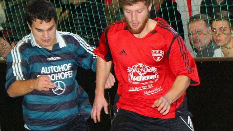 Wiesentheider Christian Ihaus (rechts) und Steffen Kanler vom TSV Geiselwind liefern sich ein Duell um den Ball. Foto:Thomas