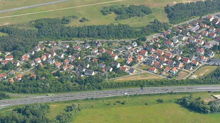 Wenig Platz zwischen Autobahn und Häusern: Kramersfeld von oben. Foto: Ronald Rinklef