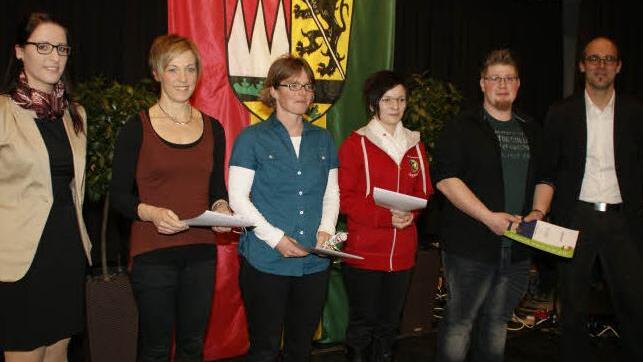 Für Verdienste in der verbandlichen Jugendarbeit wurden beim Ehrenamtsempfang durch Eva Pfeil (links) und Kreisjugendpfleger Frank Kupfer-Mauder (rechts) Ursula Werner und Susanne Ament vom TV Ebern, Elena Krämer vom BRK in Eltmann und Fabian Storf vom CVJM Altenstein (weiter von links) ausgezeichnet.  Foto: sw