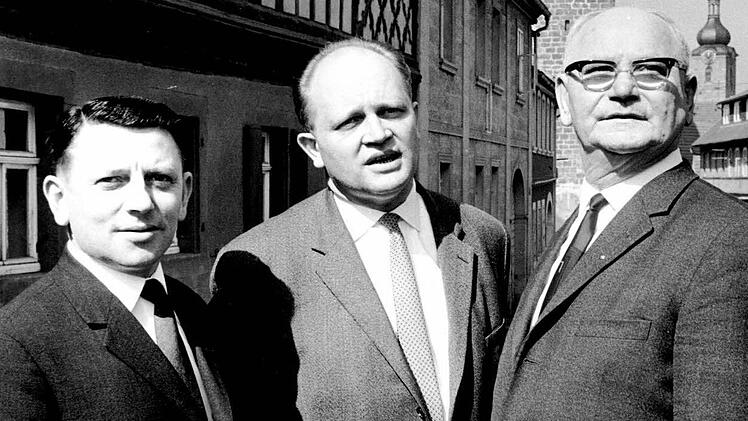 Landtagsabgeordneter Heiner Schneier, der ehemalige Minister Wolfgang Stammberger und Bundestagsabgeordneter Rudolf Metter vor dem Grautum