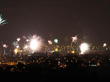 Farbenprächtige Raketen ließen den Himmel über Höchstadt leuchten. Die Stadtpfarrkirche und der Stadtturm (Mitte) trotzten dem Feuerwerk.Fotos: Andreas Dorsch