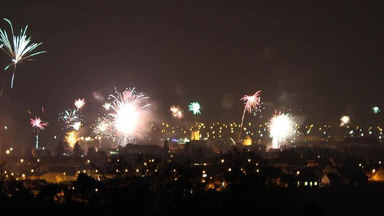 Farbenprächtige Raketen ließen den Himmel über Höchstadt leuchten. Die Stadtpfarrkirche und der Stadtturm (Mitte) trotzten dem Feuerwerk.Fotos: Andreas Dorsch