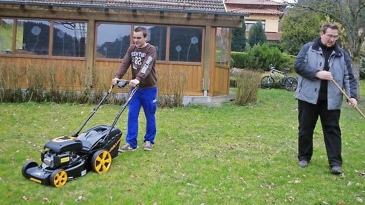 Sebastian Töpfer macht sich gerne für den OGV Steinberg nützlich. Mit im Bild ist (rechts) ist der Vorsitzende Stefan Bauer. Foto: Heike Schülein