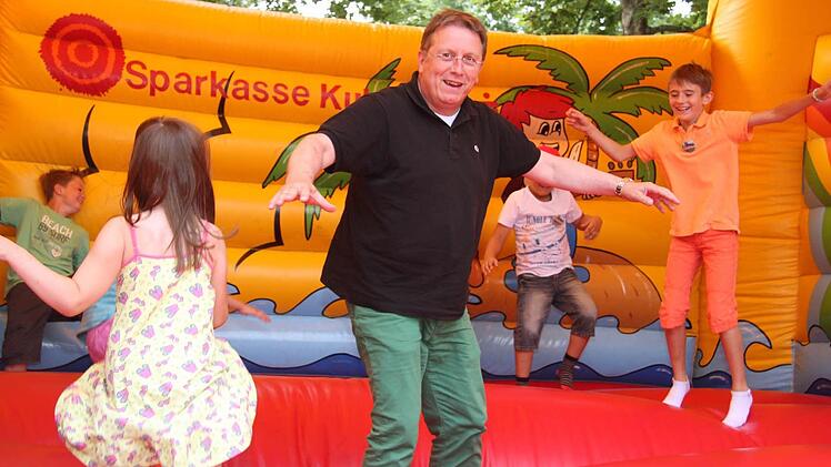 Oberbürgermeister Henry Schramm wagt die ersten Gehversuche auf der Hüpfburg.