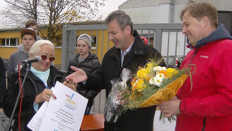 Gräfenbergs Bürgermeister Nekolla (M.) und Jugendpfleger Schönfelder bedanken sich bei Monika Vieth (l.) für deren Geld. Foto: Petra Malbrich