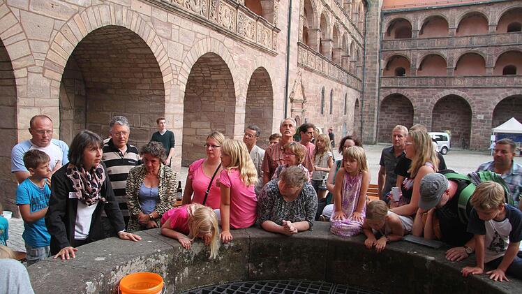 Je später der Abend, desto mehr Fledermausfans kamen auf die Burg.