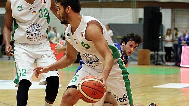 Daniel Schmidt (mit Ball) war zwar Baunachs bester Werfer, bekam aber auf Grund der Ausf&auml;lle zu wenig Entlastung auf der Spielmacher-Position.  Foto: sportpress