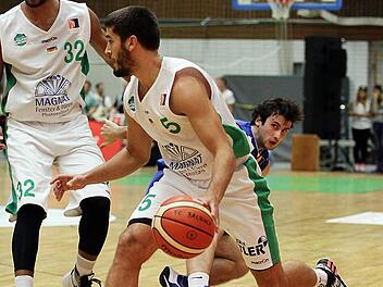 Daniel Schmidt (mit Ball) war zwar Baunachs bester Werfer, bekam aber auf Grund der Ausf&auml;lle zu wenig Entlastung auf der Spielmacher-Position.  Foto: sportpress