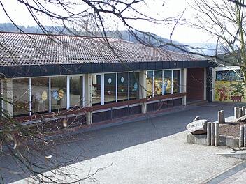 Die Schule und die Turnhalle ist mit eine der kostenintensivsten Maßnahmen, in die Fuchsstadt heuer investiert.  Foto: Winfried Ehling