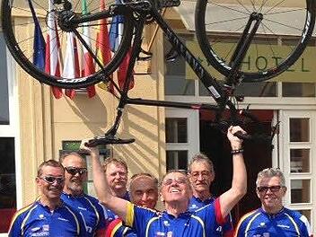 Luxemburg ist Ziel der Jubiläumstour der Oerlenbacher "Euro-Biker". Unser Foto zeigt die Sportler, die sich Städtepartnerschaft und Europa auf die Fahnen geschrieben haben. Foto: Stefan Geiger