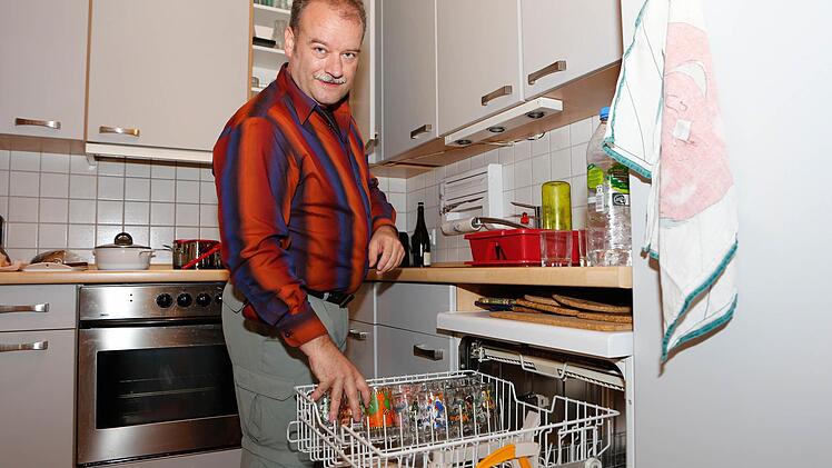 Clemens Raab hilft im Haushalt Foto: Matthias Hoch