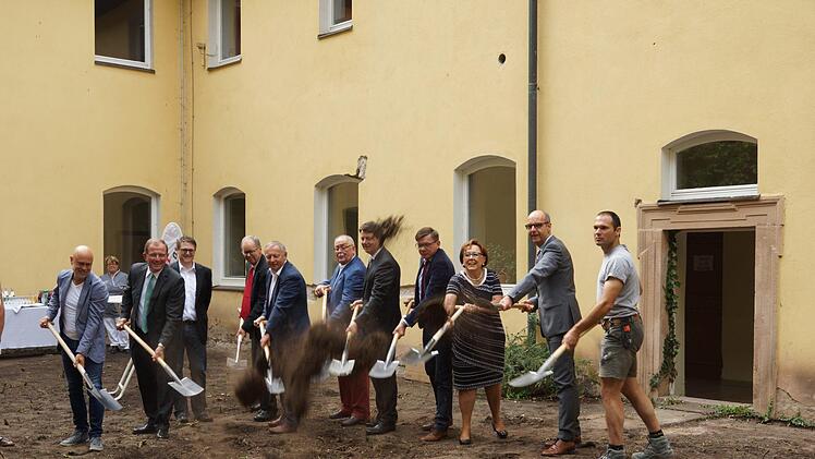 Spatenstich im Innenhof: Hier entsteht mit dem Speisesaal das neue Zentrum der Musikakademie. Foto: Arkadius Guzy