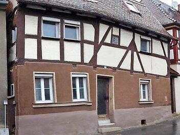 Die Fachwerkzeile in der Reytherstraße im Jahr 2002. Das Häuslein links wurde abgerissen und wich einem Neubau.