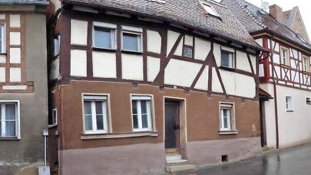 Die Fachwerkzeile in der Reytherstraße im Jahr 2002. Das Häuslein links wurde abgerissen und wich einem Neubau.