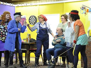 Mit der spritzigen Komödie "Räuber im Rock" feierte die Theatergruppe Burkardroth in der Lauterer Edelweißhalle Premiere.Peter Klopf