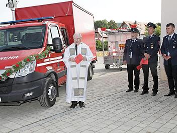 Pfarrer Volker Eid weiht den neuen Ger&auml;tewagen. Foto: p