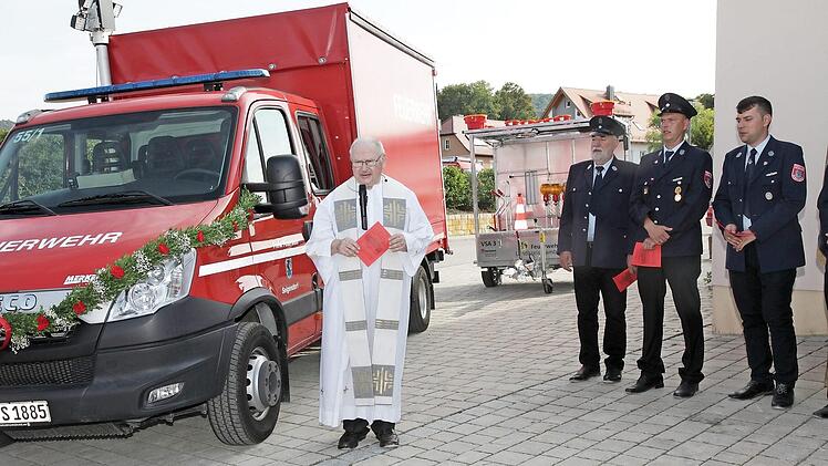 Pfarrer Volker Eid weiht den neuen Ger&auml;tewagen. Foto: p