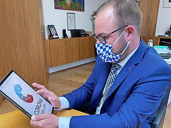 Landrat Sebastian Straubel hat die Corona-Warn-App auf sein Tablet geladen.  Foto: Corinna Rösler