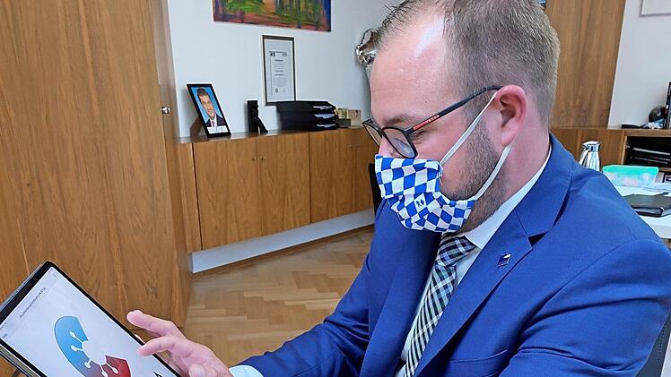 Landrat Sebastian Straubel hat die Corona-Warn-App auf sein Tablet geladen.  Foto: Corinna Rösler